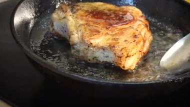 Bir tavada çiğ domuz pirzolası