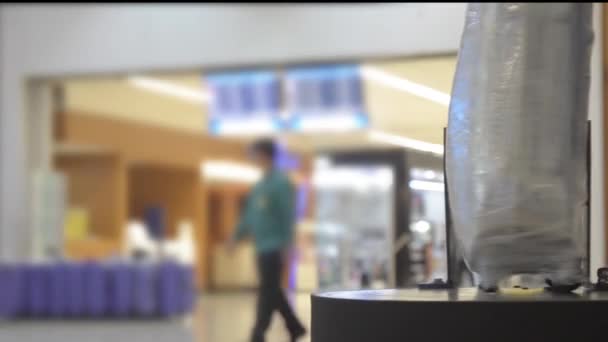 Arrière-plan de l'aéroport déconcentré, Silhouette Les gens marchent sur le fond . — Video