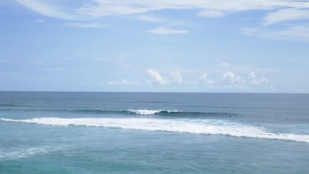 BALI, INDONESIA - marzo 2017: Suluban secret surf beach Uluwatu Bali Indonesia — Vídeos de Stock