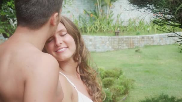 Giovane coppia guardando sulla terrazza abbracciare, bella ragazza e uomo in camera da letto mattina — Video Stock