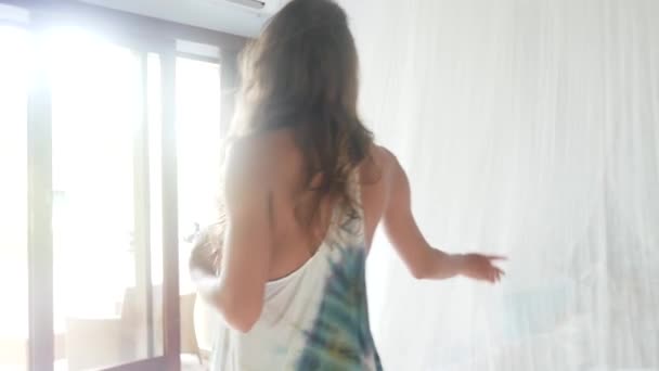 Kadın uyan ve pencereden dışarı bak. Tatil ve kavramı relax — Stok video