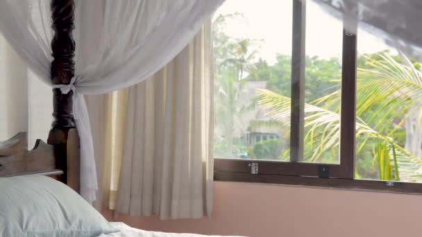 Спальня с кроватью с балдахином в роскошной частной вилле, арендуемой на редкость в Азии. Бали, Шри-Ланка . — стоковое видео