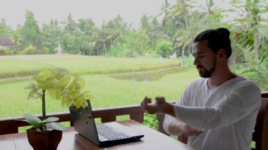 Seyahat İpuçları, dizüstü bilgisayarda yazarak deftere nakil turizm blogger