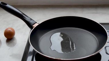 Yumurta ateş yakın çekim bir tencerede kızartılır