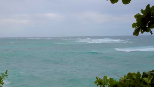 Bella zona costiera in riva al mare a Bali Indonesia dal punto di vista degli uccelli.Onde bianche, baia oceanica, scogliere, spiagge selvagge, territorio alberghiero con tetti rossi, volare su quadrocopter — Video Stock