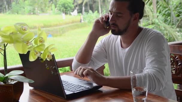 Blogueiro de turismo postando dicas de viagem, digitando no laptop — Vídeo de Stock