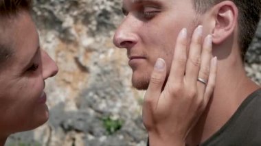 Shore cliff, Bali öpüşme romantik genç Çift