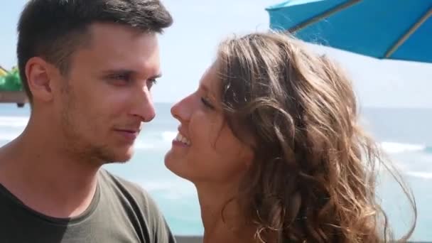 Romantic tineri cuplu sărutat pe mal stâncă, Bali — Videoclip de stoc