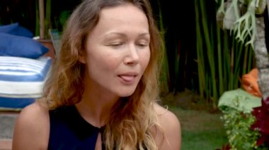 Pizza yemek ve restoranda kameraya gülümseyen hippi kız