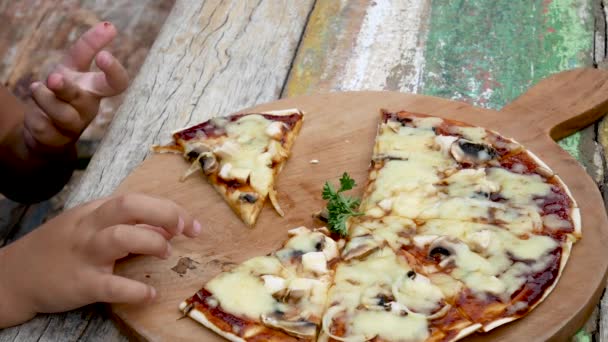 Närbild på familjen tar en pizza slice på park — Stockvideo