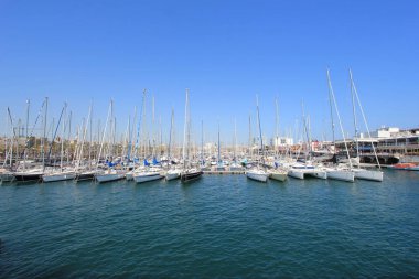 Güneşli bir günde Barselona marina