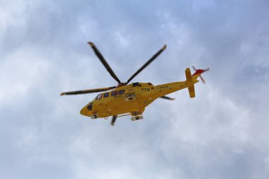 Elicottero di soccorso che prende a bordo un paziente malato in fase critica che ha need di cure urgenti. Il paziente viene trasferito presso un ospedale special alizzato per cure particolari.