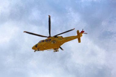 Elicottero di soccorso che prende a bordo un paziente malato in fase critica che ha need di cure urgenti. Il paziente viene trasferito presso un ospedale special alizzato per cure particolari.