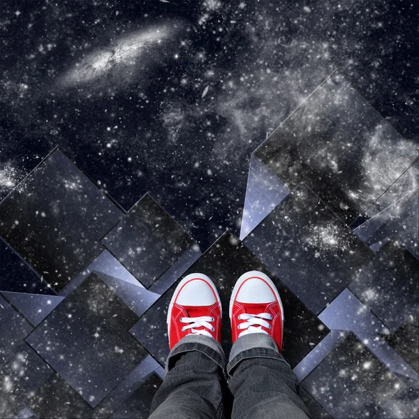 Білі кубики в просторі з червоним взуттям — стокове фото