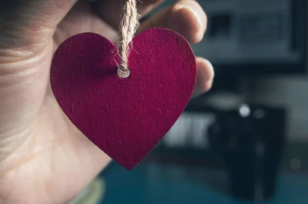 Mano sosteniendo un corazón rojo —  Fotos de Stock