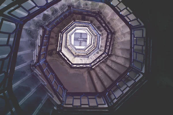 Escada em espiral com degraus de pedra — Fotografia de Stock