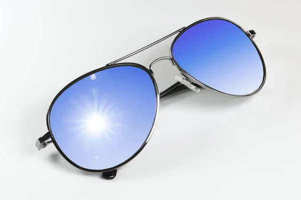 Napszemüveg, amely tükrözi a kék ég — Stock Fotó