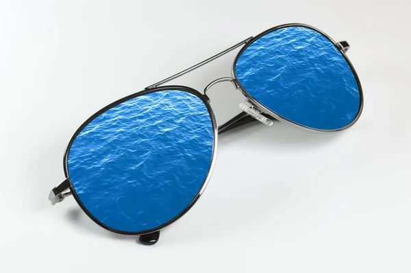 Sonnenbrille, die die Wasseroberfläche reflektiert — Stockfoto