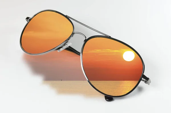 Сонцезахисні окуляри, які відображають небо на заході сонця — стокове фото