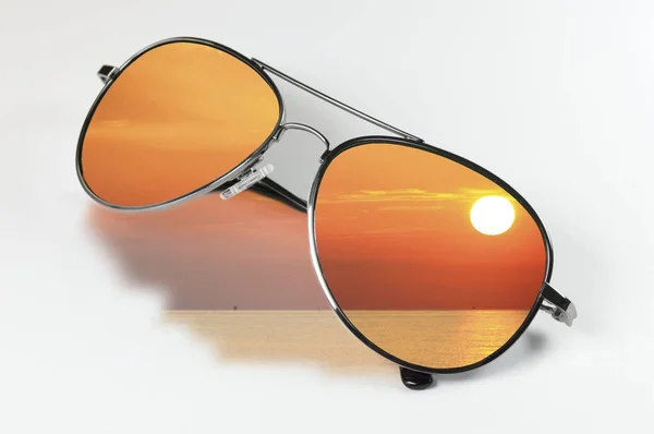 Sonnenbrille, die den Himmel bei Sonnenuntergang reflektiert — Stockfoto