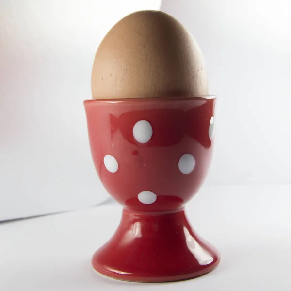 Ei im roten Eierbecher — Stockfoto