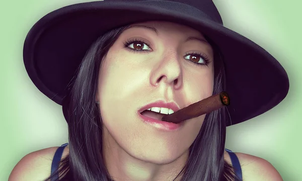 Kobieta z wyzywające spojrzenie palący cygaro — Zdjęcie stockowe