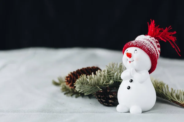 Kırmızı şapkalı bir güzel oyuncak kardan adam 