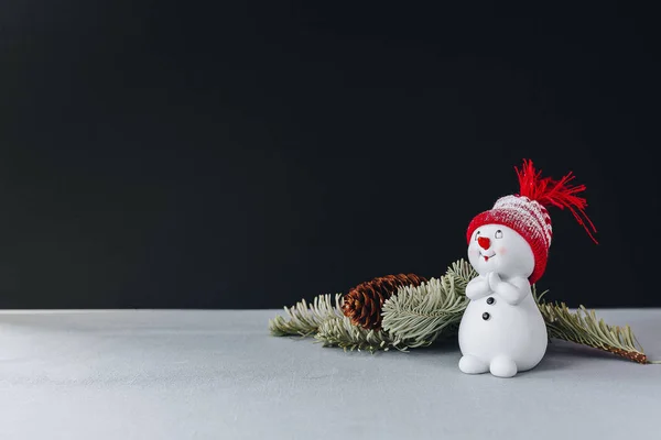 Kırmızı şapkalı bir güzel oyuncak kardan adam 