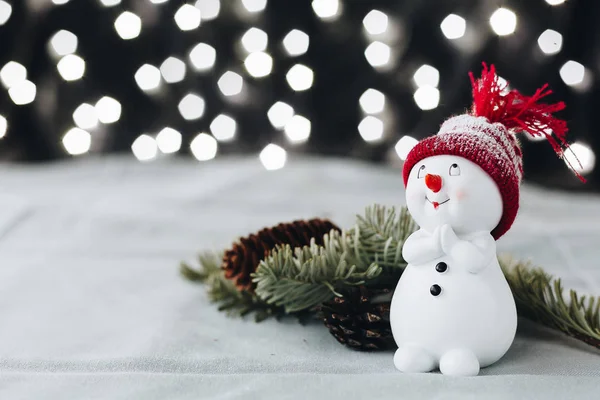 Kırmızı şapkalı bir güzel oyuncak kardan adam 