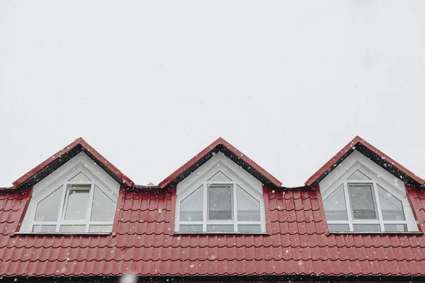 Üç windows binanın çatı üzerinde. Kırmızı kiremit