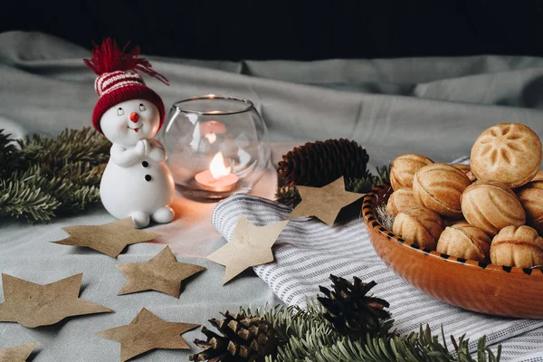 Bir oyuncak kardan adam ile Noel kompozisyon