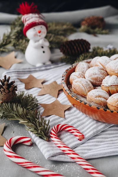 Bir oyuncak kardan adam ile Noel kompozisyon