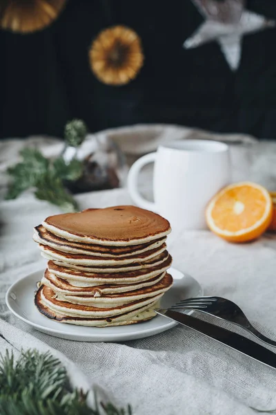 Ein Stillleben Der Frühstücksszene Dem Traditionelle Amerikanische Pfannkuchen Mit Ahornsirop — Stockfoto