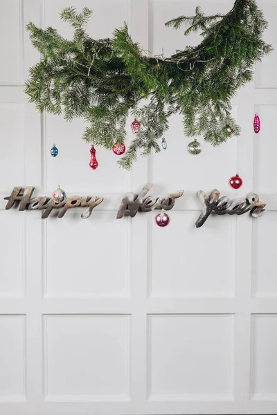 Bir güzel çam dalı ipe asılı ve eski oyuncaklar ile dekore edilmiştir. Beyaz arka plan üzerinde her şey