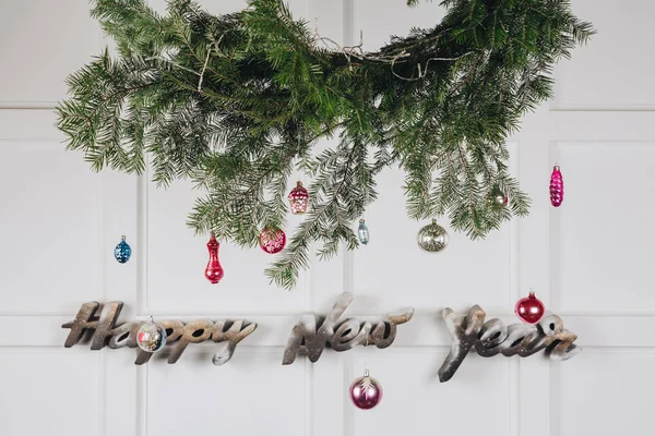 Bir güzel çam dalı ipe asılı ve eski oyuncaklar ile dekore edilmiştir. Beyaz arka plan üzerinde her şey