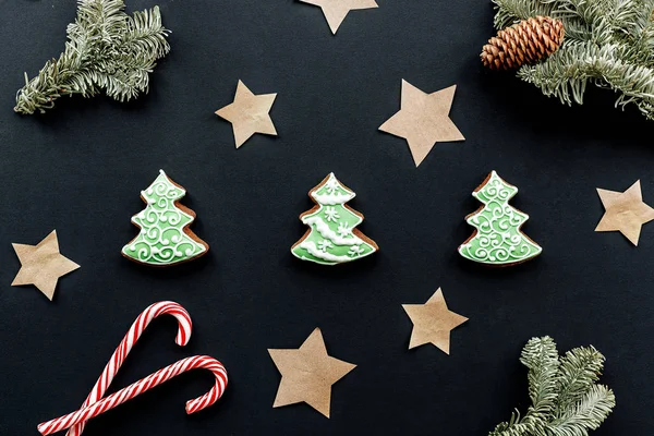 Three Gigngerbread Christmas Trees Black Backdrop Surrounded Papr Stars Small — Stock Photo, Image