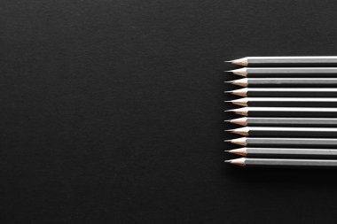 Onbir gri kalem yatay metin için bazı ücretsiz boş yer siyah bir zemin sağ tarafında yer