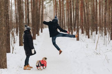 Onların pug köpek ile ormanda yürüyüş sevgi dolu bir colple. Bir adam atlıyor.