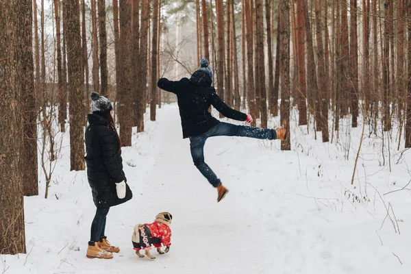 Onların pug köpek ile ormanda yürüyüş sevgi dolu bir colple. Bir adam atlıyor.