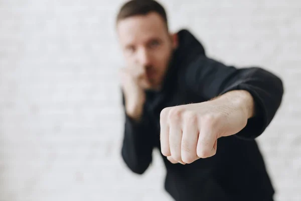 Sol yumruk vurmak, bir boks konumda duran genç bir adam