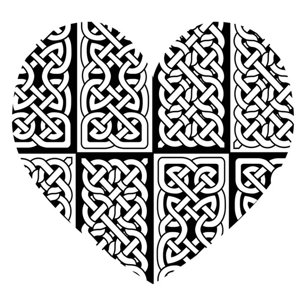 Corazón de estilo celta con patrones de base de nudo de eternidad que llenan en blanco y negro inspirado en el Día de San Patricio irlandés, y el arte de talla irlandesa y escocesa — Vector de stock