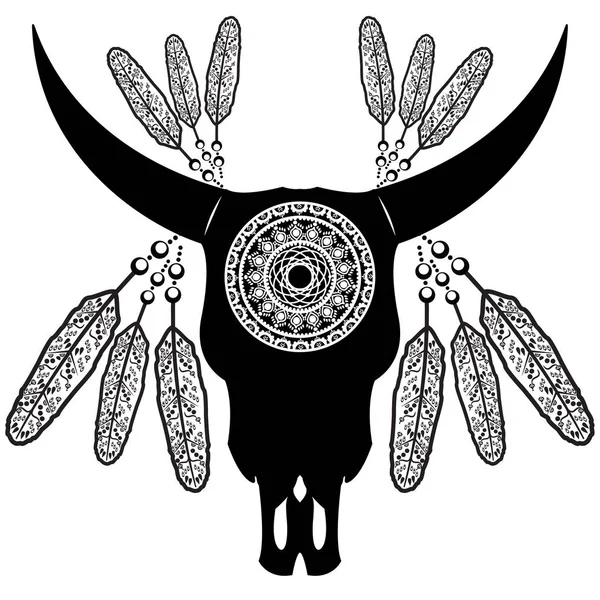 Cráneo de animal salvaje en blanco y negro Plumas de estilo azteca, inspiradas en el arte dibujado a mano y los tatuajes y el arte de los nativos americanos con decoración de manadala sobre fondo blanco — Vector de stock