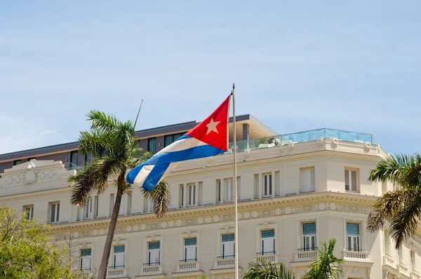 Кубинский флаг на здании в городе Гавана — стоковое фото