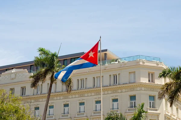Havana şehir binasında Küba bayrağı