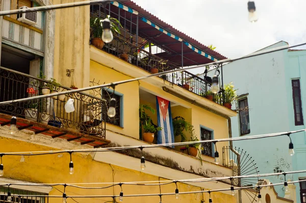 Cubaanse vlag op een gebouw in Havana city — Stockfoto