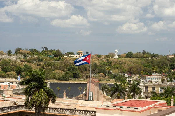 Κουβανέζικη σημαία σε ένα κτίριο στην πόλη της Αβάνας — Φωτογραφία Αρχείου