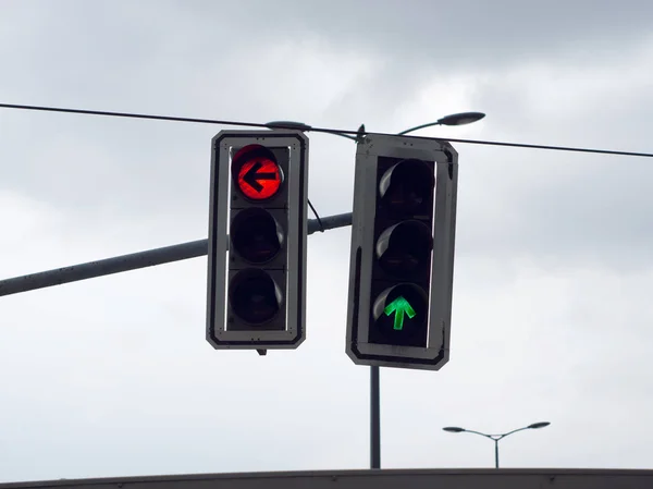 İki trafik ışığı ileriye taşımak için izin verir ve sola dönüş yasaklıyor