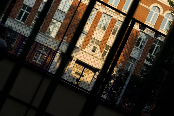 Okul bir çitin arkasında Binası