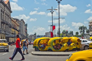 Havana, Küba, 05 Nisan 2017: denilen bir park ana caddede bekleyen coco taksi scooter
