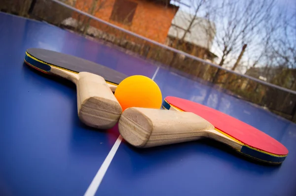 Tischtennisschläger Mit Ball Auf Tischtennistisch Mit Netz Freien — Stockfoto